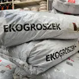 Stosy worków z napisem EKOGROSZEK. Szukasz, gdzie kupić ekogroszek? Oto odpowiedź!