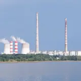 Widok na basen i elektrownię Rybnik z charakterystycznymi chłodniami kominowymi i wysokimi kominami.