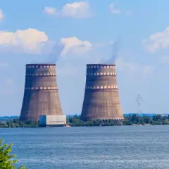 Dwie chłodnie kominowe elektrowni w Zaporożu, nad wodą. Ich praca budzi obawy o bezpieczeństwo Polski.