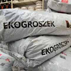 Stosy worków z napisem EKOGROSZEK. Szukasz, gdzie kupić ekogroszek? Oto odpowiedź!