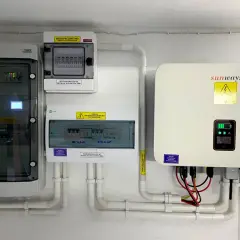 Nowoczesny magazyn energii do fotowoltaiki z falownikiem Sunways i rozdzielnicami elektrycznymi. System gotowy do pracy.
