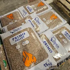 Worki z pelletem PRIMO KREX. Zastanawiasz się, ile kosztuje tona pelletu? Opakowania po 15 kg.