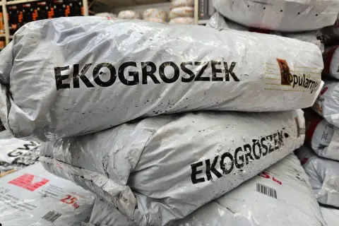 Stosy worków z napisem EKOGROSZEK. Szukasz, gdzie kupić ekogroszek? Oto odpowiedź!