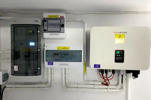 Nowoczesny magazyn energii do fotowoltaiki z falownikiem Sunways i rozdzielnicami elektrycznymi. System gotowy do pracy.