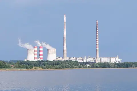 Widok na basen i elektrownię Rybnik z charakterystycznymi chłodniami kominowymi i wysokimi kominami.