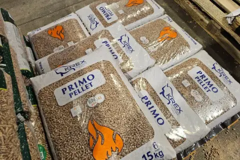 Worki z pelletem PRIMO KREX. Zastanawiasz się, ile kosztuje tona pelletu? Opakowania po 15 kg.
