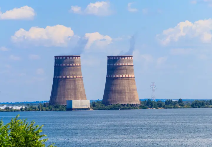 Dwie chłodnie kominowe elektrowni w Zaporożu, nad wodą. Ich praca budzi obawy o bezpieczeństwo Polski.