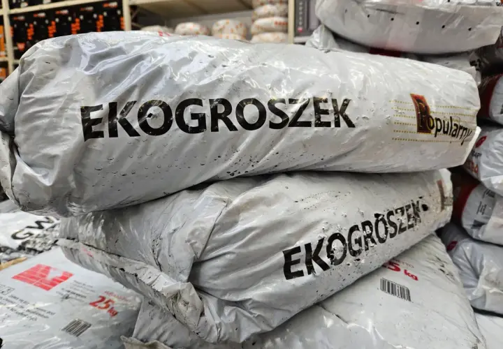 Stosy worków z napisem EKOGROSZEK. Szukasz, gdzie kupić ekogroszek? Oto odpowiedź!