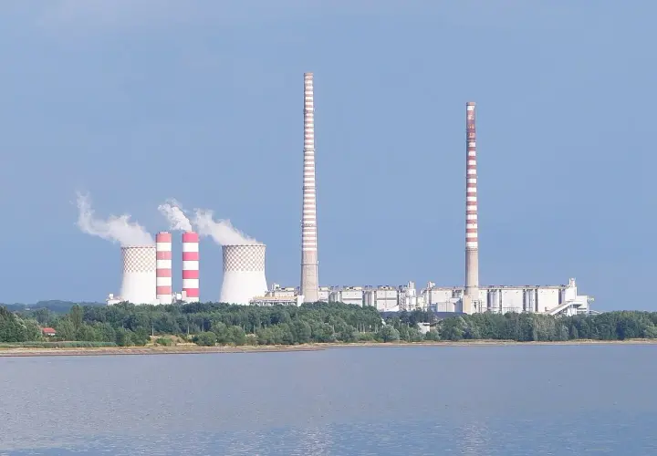 Widok na basen i elektrownię Rybnik z charakterystycznymi chłodniami kominowymi i wysokimi kominami.