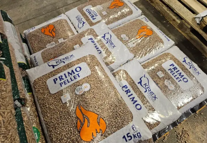 Worki z pelletem PRIMO KREX. Zastanawiasz się, ile kosztuje tona pelletu? Opakowania po 15 kg.