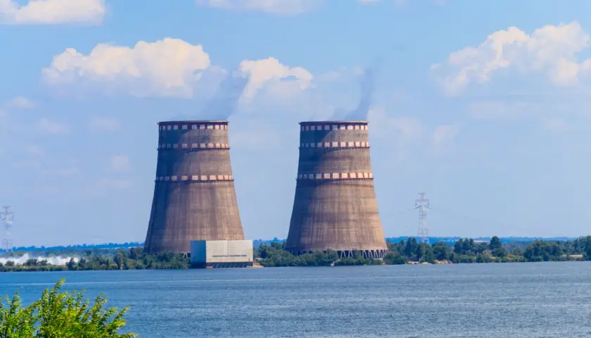 Dwie chłodnie kominowe elektrowni w Zaporożu, nad wodą. Ich praca budzi obawy o bezpieczeństwo Polski.