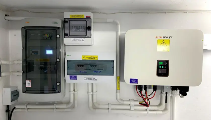 Nowoczesny magazyn energii do fotowoltaiki z falownikiem Sunways i rozdzielnicami elektrycznymi. System gotowy do pracy.