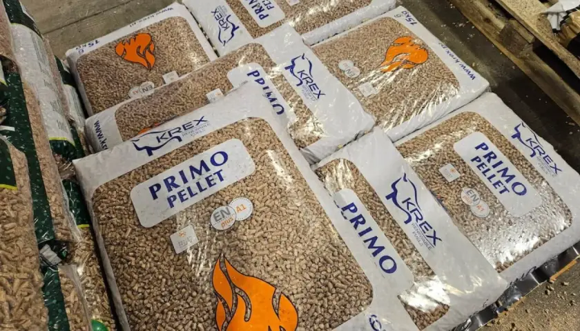 Worki z pelletem PRIMO KREX. Zastanawiasz się, ile kosztuje tona pelletu? Opakowania po 15 kg.