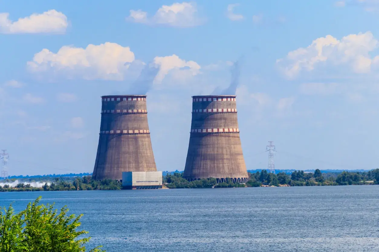 Dwie chłodnie kominowe elektrowni w Zaporożu, nad wodą. Ich praca budzi obawy o bezpieczeństwo Polski.