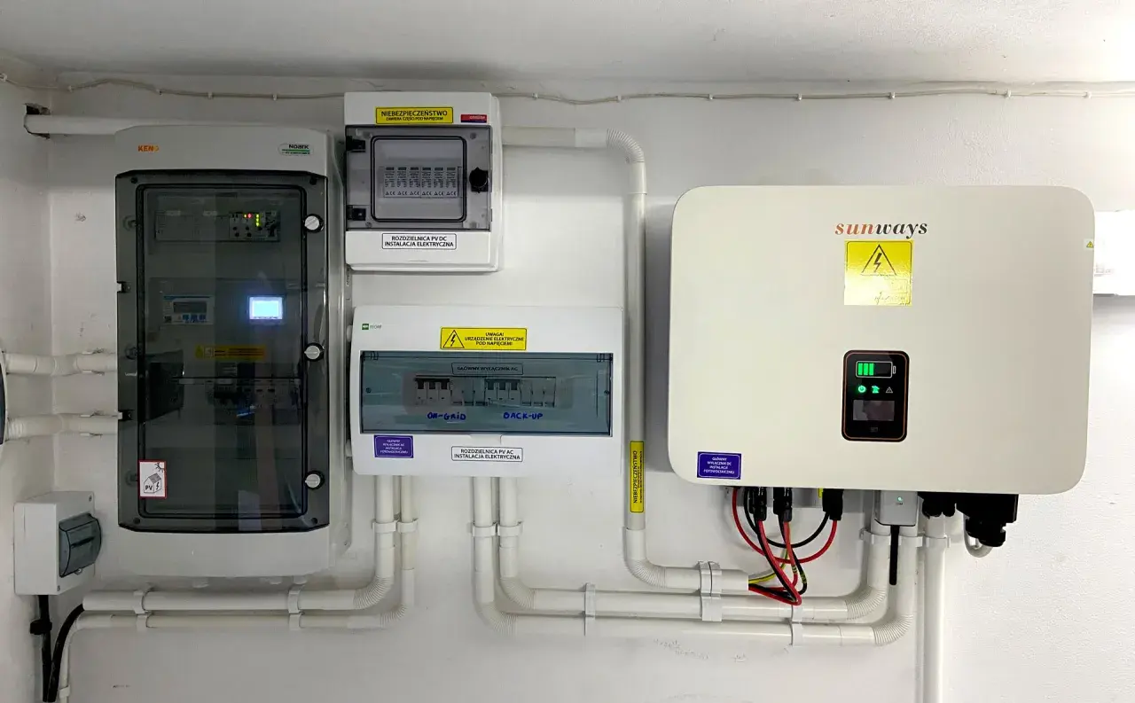 Nowoczesny magazyn energii do fotowoltaiki z falownikiem Sunways i rozdzielnicami elektrycznymi. System gotowy do pracy.