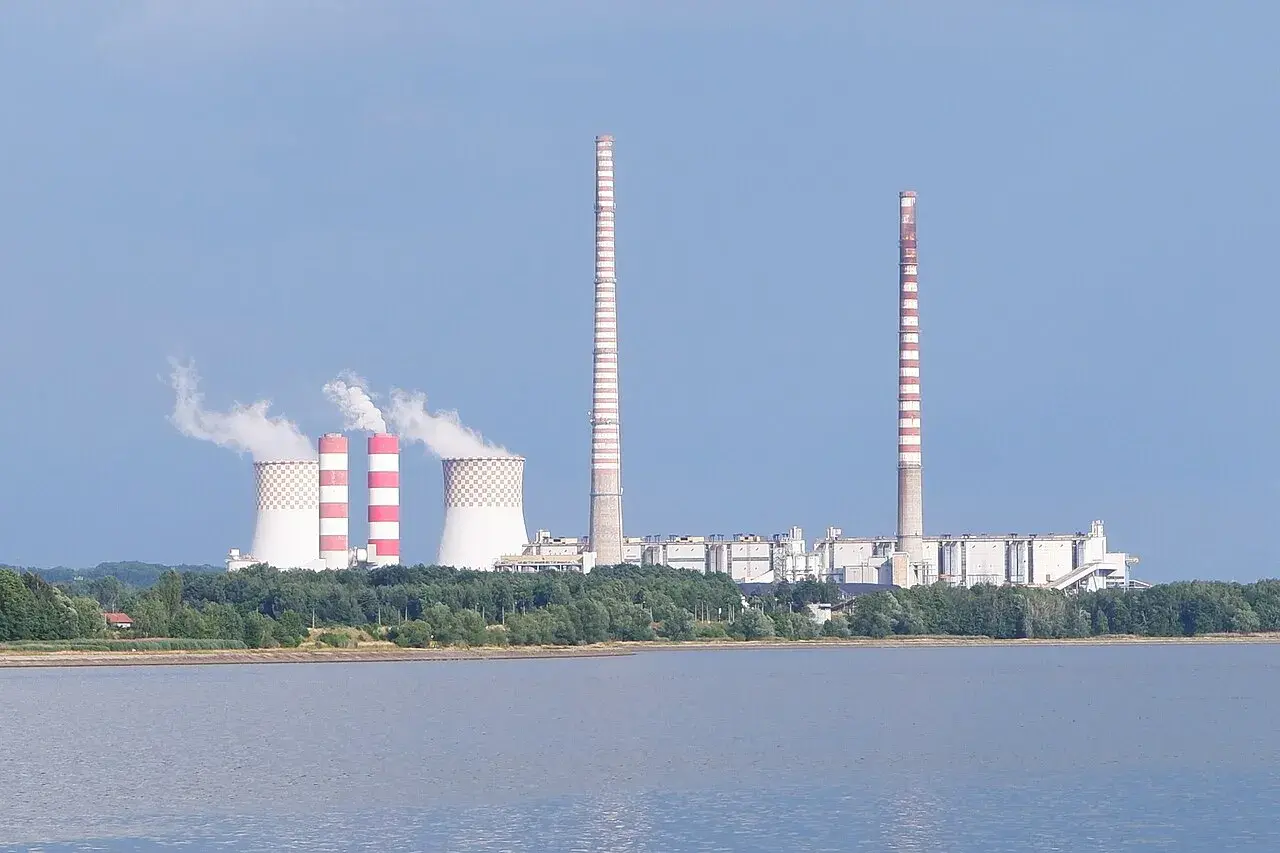 Widok na basen i elektrownię Rybnik z charakterystycznymi chłodniami kominowymi i wysokimi kominami.