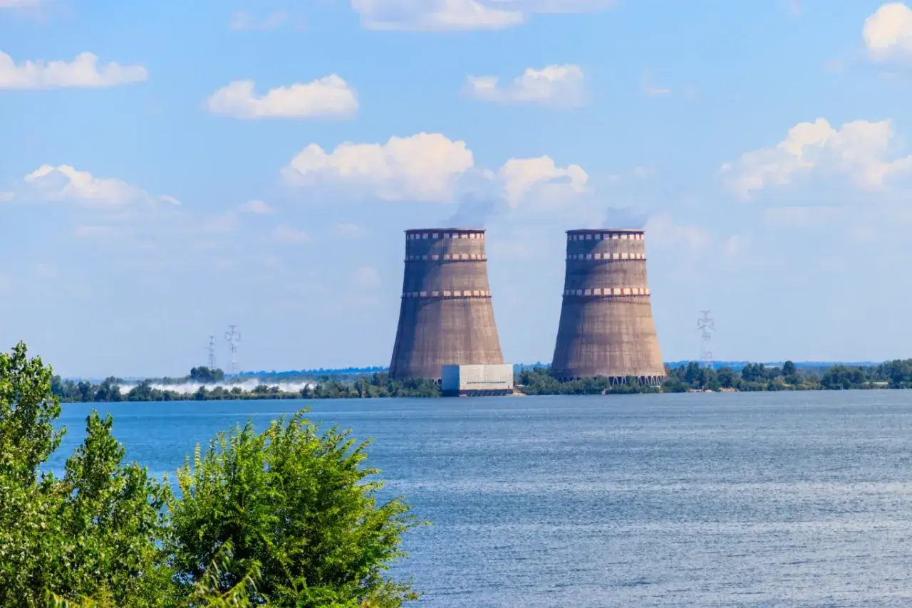 Dwie chłodnie kominowe elektrowni w Zaporożu, które grożą Polsce w przypadku awarii.